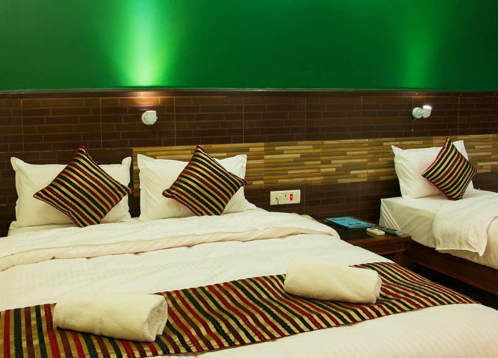 Hotel Adam Покхара Екстер'єр фото