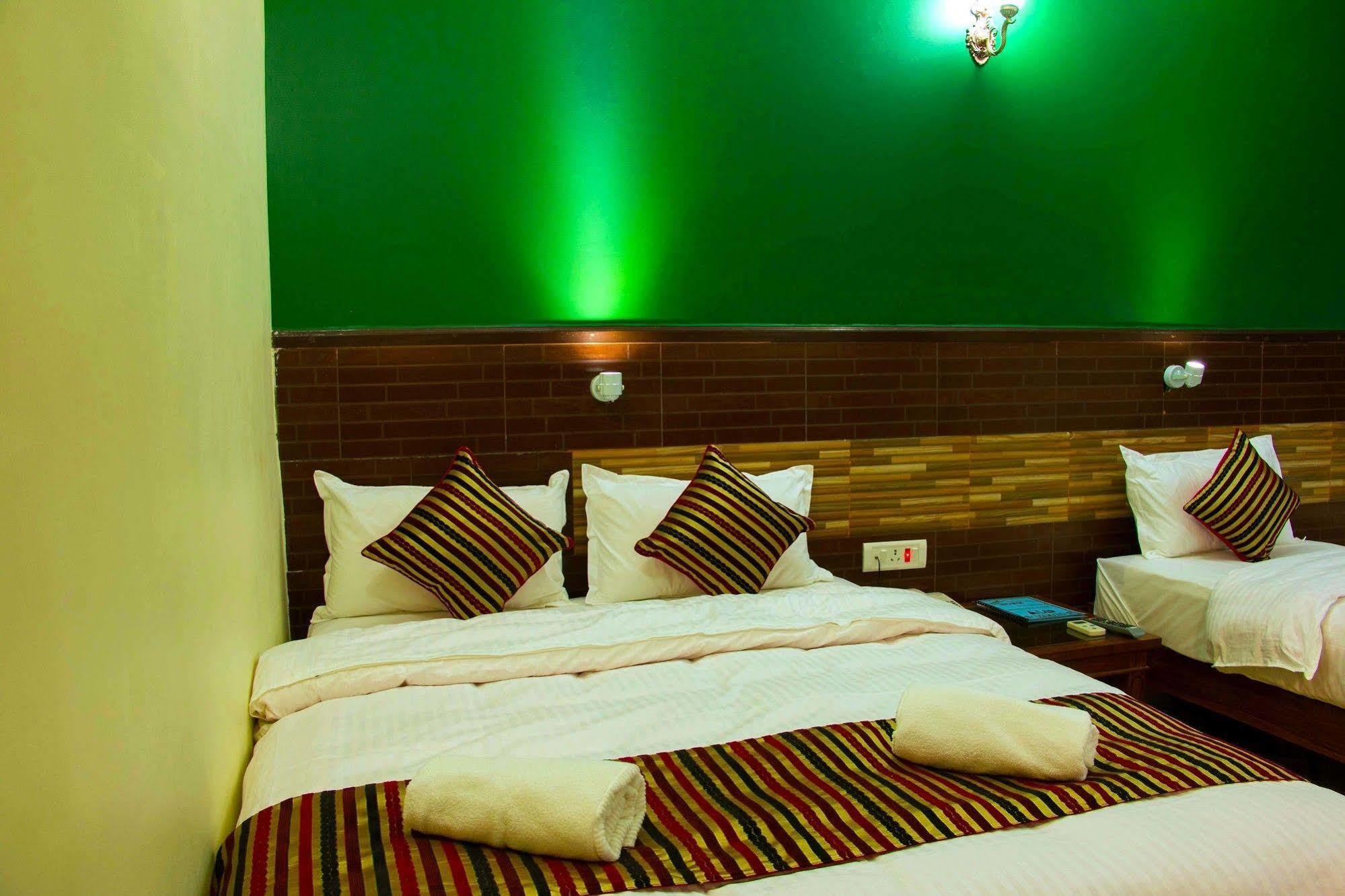 Hotel Adam Покхара Екстер'єр фото